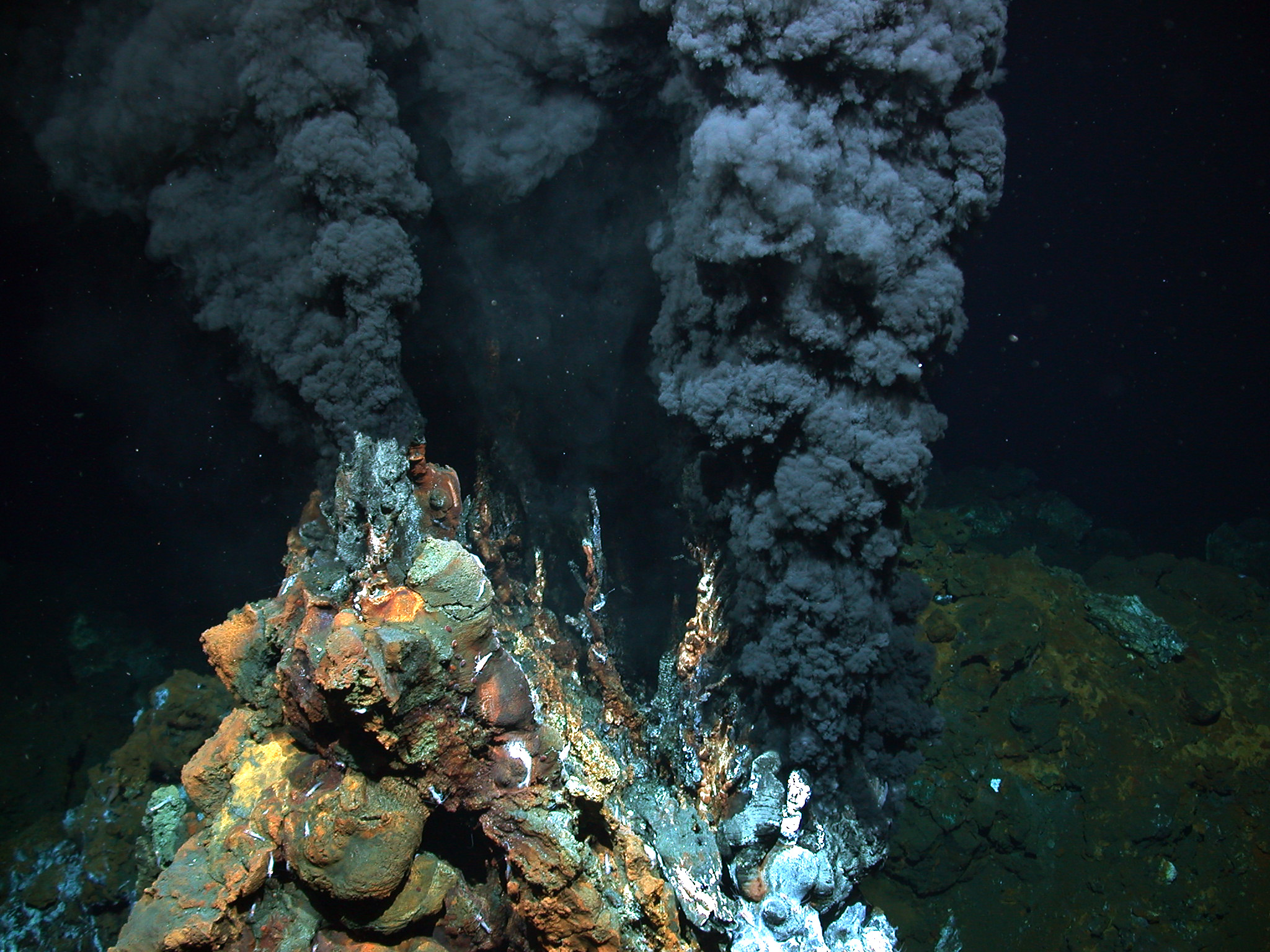 schwarzer raucher am mittelatlantischen rücken in 2.980 meter wassertiefe